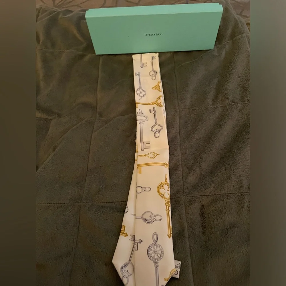 NWT. Tiffany&Co Silk White Scarf Tie/ Twilly Silver Gold Keys Charms - Picture 3 of 8
